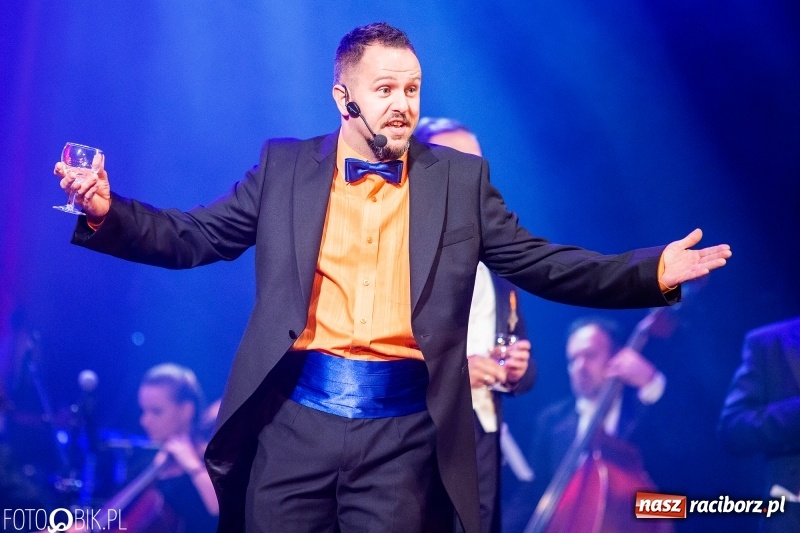 Zdjęcie w galerii na portalu naszraciborz.pl: Wesoła Wdówka na deskach sceny Raciborskiego Centrum Kultury wiadomości z regionu