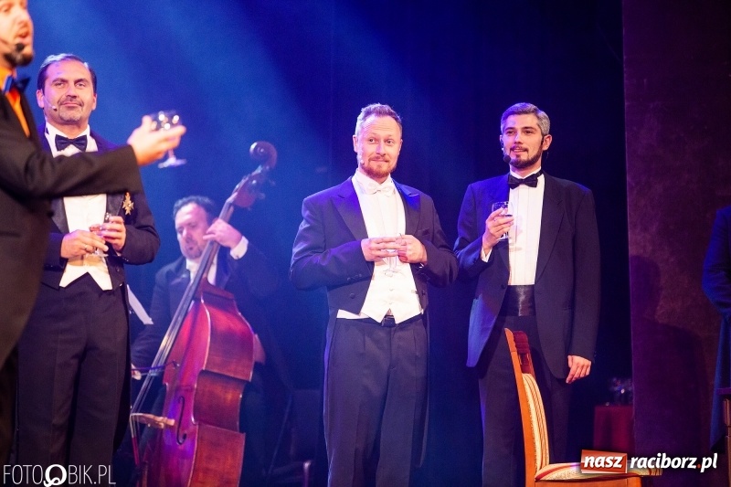 Zdjęcie w galerii na portalu naszraciborz.pl: Wesoła Wdówka na deskach sceny Raciborskiego Centrum Kultury wiadomości z regionu