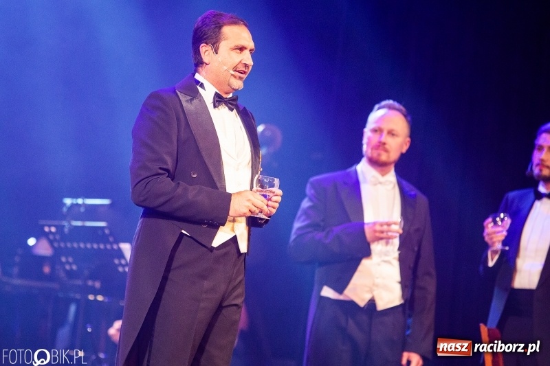 Zdjęcie w galerii na portalu naszraciborz.pl: Wesoła Wdówka na deskach sceny Raciborskiego Centrum Kultury wiadomości z regionu