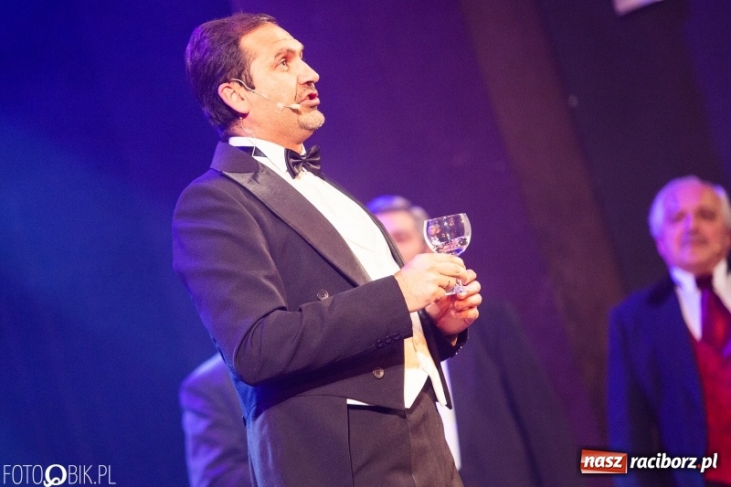 Zdjęcie w galerii na portalu naszraciborz.pl: Wesoła Wdówka na deskach sceny Raciborskiego Centrum Kultury wiadomości z regionu