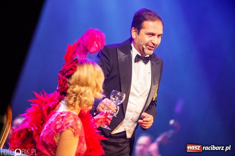 Zdjęcie w galerii na portalu naszraciborz.pl: Wesoła Wdówka na deskach sceny Raciborskiego Centrum Kultury wiadomości z regionu