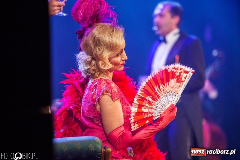 Zdjęcie w galerii na portalu naszraciborz.pl: Wesoła Wdówka na deskach sceny Raciborskiego Centrum Kultury wiadomości z regionu