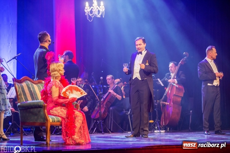 Zdjęcie w galerii na portalu naszraciborz.pl: Wesoła Wdówka na deskach sceny Raciborskiego Centrum Kultury wiadomości z regionu