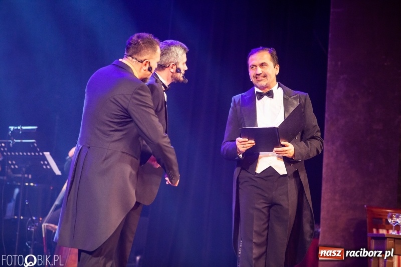 Zdjęcie w galerii na portalu naszraciborz.pl: Wesoła Wdówka na deskach sceny Raciborskiego Centrum Kultury wiadomości z regionu