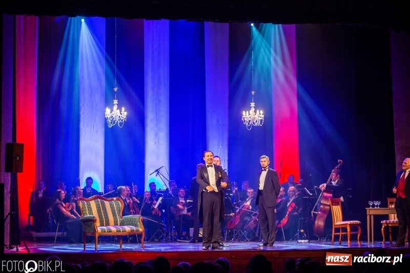 Zdjęcie w galerii na portalu naszraciborz.pl: Wesoła Wdówka na deskach sceny Raciborskiego Centrum Kultury wiadomości z regionu