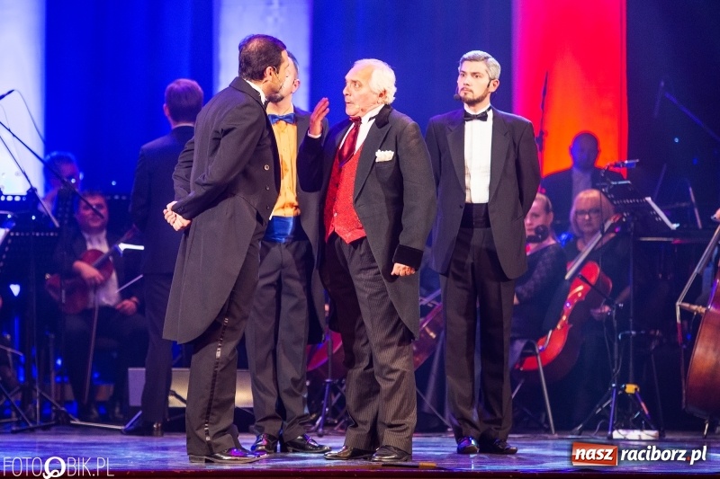 Zdjęcie w galerii na portalu naszraciborz.pl: Wesoła Wdówka na deskach sceny Raciborskiego Centrum Kultury wiadomości z regionu