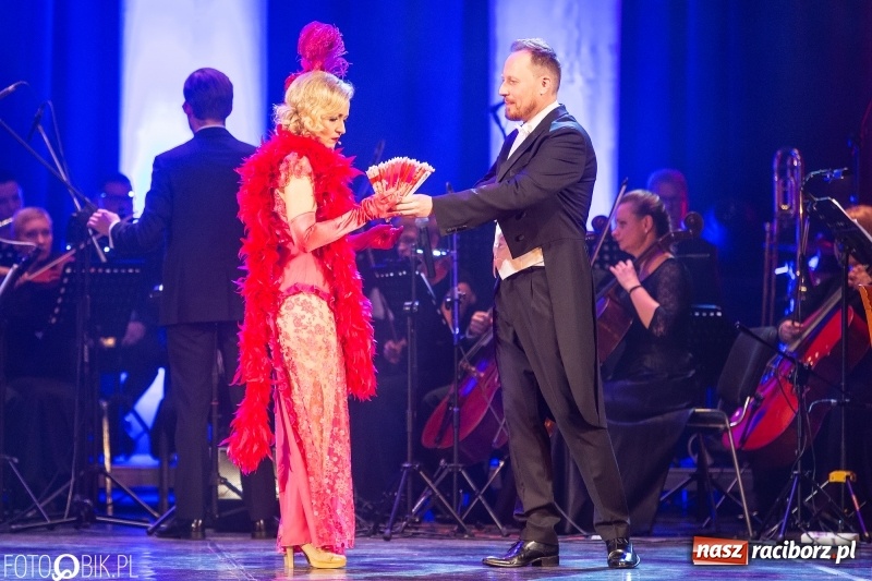 Zdjęcie w galerii na portalu naszraciborz.pl: Wesoła Wdówka na deskach sceny Raciborskiego Centrum Kultury wiadomości z regionu