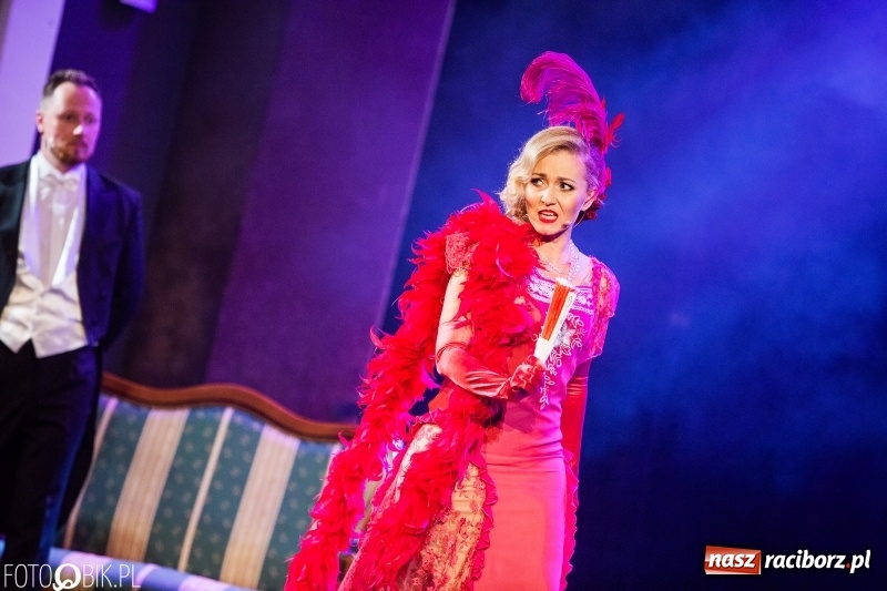 Zdjęcie w galerii na portalu naszraciborz.pl: Wesoła Wdówka na deskach sceny Raciborskiego Centrum Kultury wiadomości z regionu