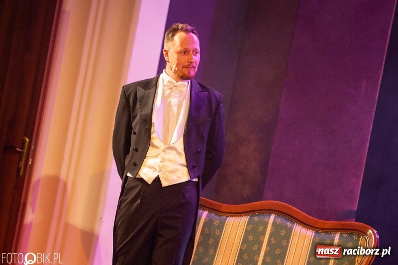 Zdjęcie w galerii na portalu naszraciborz.pl: Wesoła Wdówka na deskach sceny Raciborskiego Centrum Kultury wiadomości z regionu