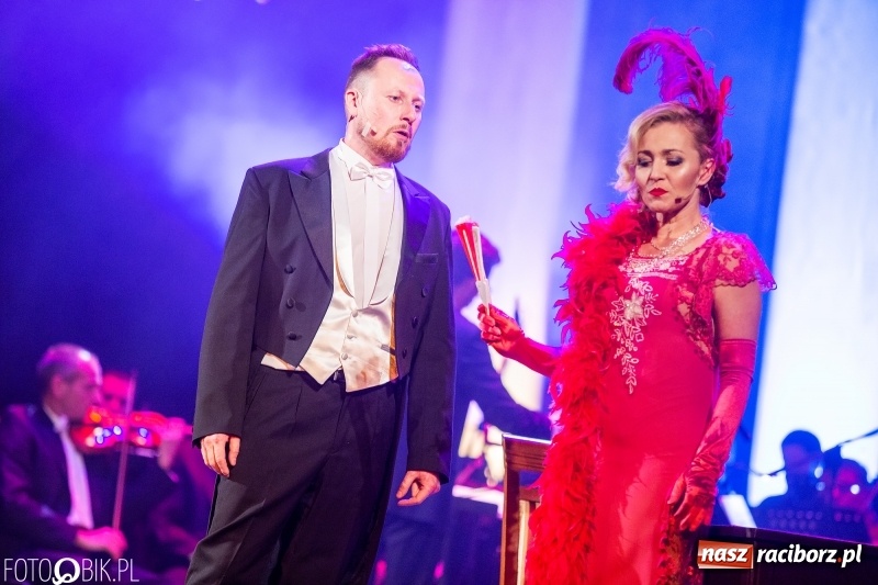 Zdjęcie w galerii na portalu naszraciborz.pl: Wesoła Wdówka na deskach sceny Raciborskiego Centrum Kultury wiadomości z regionu