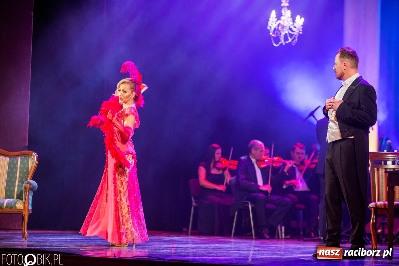 Zdjęcie w galerii na portalu naszraciborz.pl: Wesoła Wdówka na deskach sceny Raciborskiego Centrum Kultury wiadomości z regionu