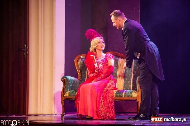 Zdjęcie w galerii na portalu naszraciborz.pl: Wesoła Wdówka na deskach sceny Raciborskiego Centrum Kultury wiadomości z regionu