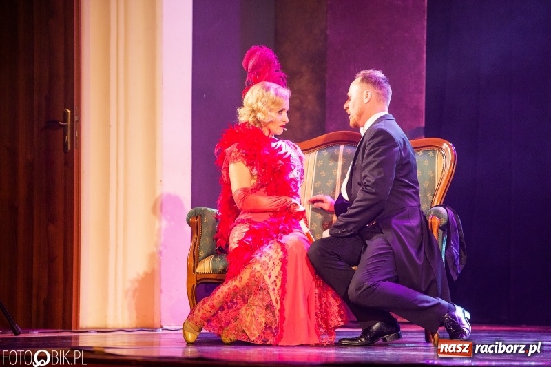 Zdjęcie w galerii na portalu naszraciborz.pl: Wesoła Wdówka na deskach sceny Raciborskiego Centrum Kultury wiadomości z regionu