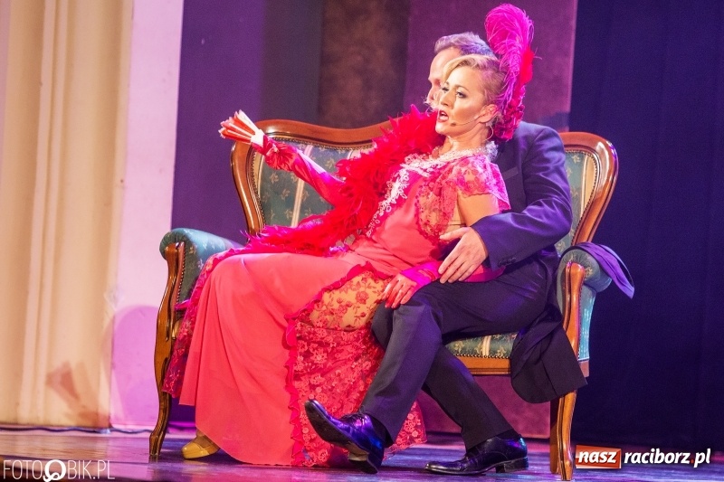 Zdjęcie w galerii na portalu naszraciborz.pl: Wesoła Wdówka na deskach sceny Raciborskiego Centrum Kultury wiadomości z regionu