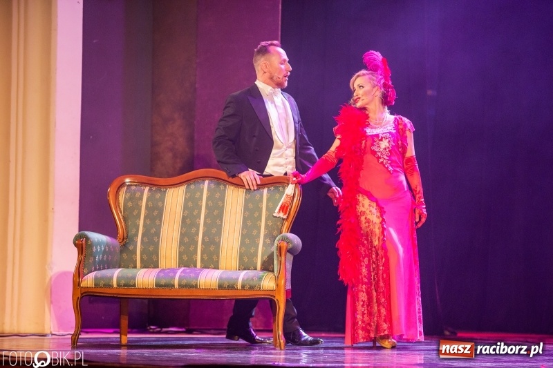 Zdjęcie w galerii na portalu naszraciborz.pl: Wesoła Wdówka na deskach sceny Raciborskiego Centrum Kultury wiadomości z regionu