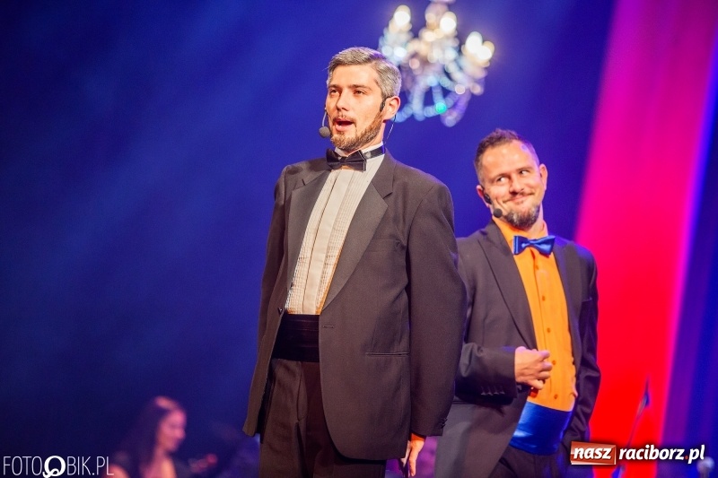 Zdjęcie w galerii na portalu naszraciborz.pl: Wesoła Wdówka na deskach sceny Raciborskiego Centrum Kultury wiadomości z regionu