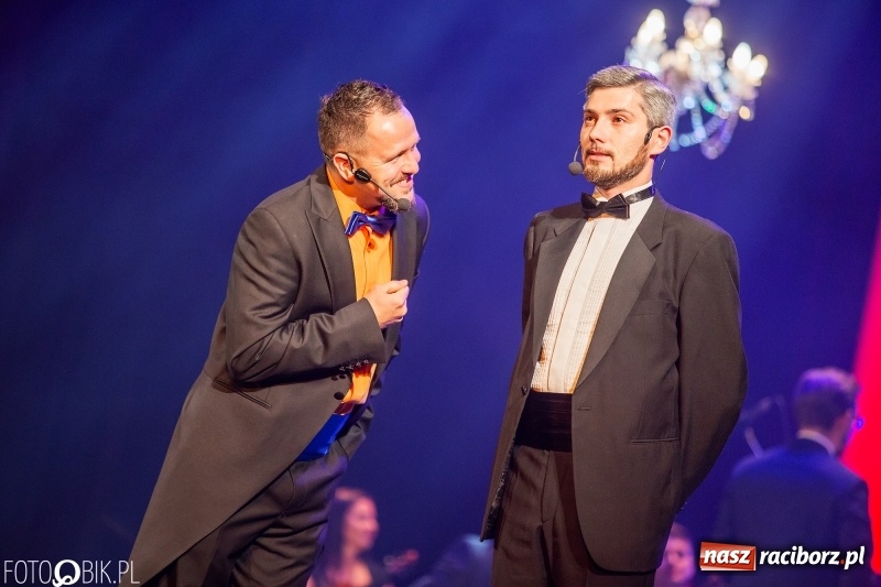 Zdjęcie w galerii na portalu naszraciborz.pl: Wesoła Wdówka na deskach sceny Raciborskiego Centrum Kultury wiadomości z regionu