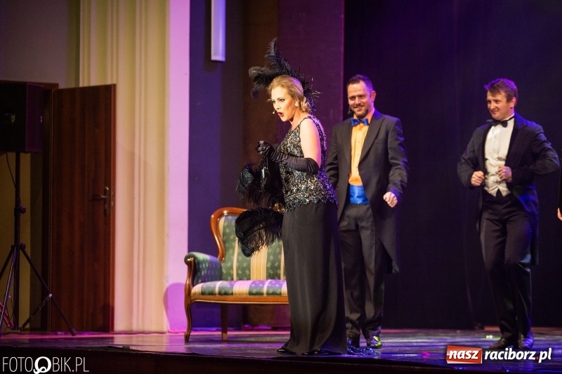 Zdjęcie w galerii na portalu naszraciborz.pl: Wesoła Wdówka na deskach sceny Raciborskiego Centrum Kultury wiadomości z regionu