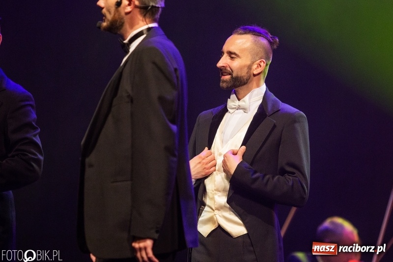 Zdjęcie w galerii na portalu naszraciborz.pl: Wesoła Wdówka na deskach sceny Raciborskiego Centrum Kultury wiadomości z regionu