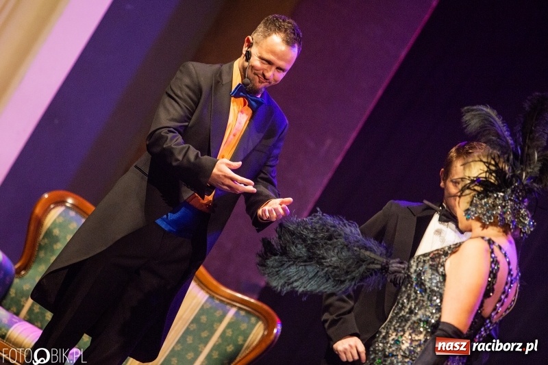 Zdjęcie w galerii na portalu naszraciborz.pl: Wesoła Wdówka na deskach sceny Raciborskiego Centrum Kultury wiadomości z regionu