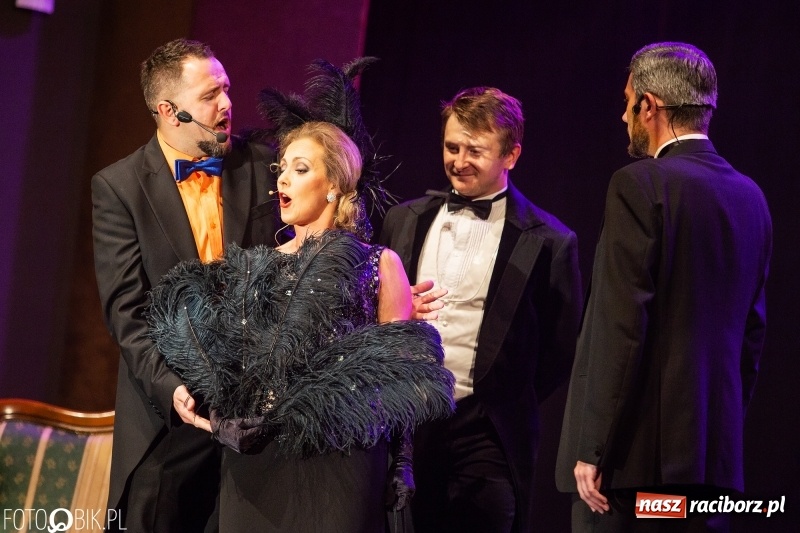 Zdjęcie w galerii na portalu naszraciborz.pl: Wesoła Wdówka na deskach sceny Raciborskiego Centrum Kultury wiadomości z regionu