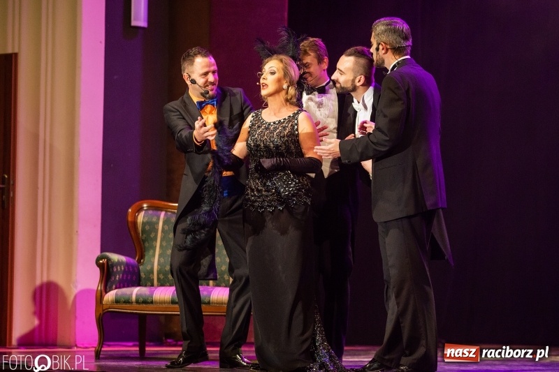 Zdjęcie w galerii na portalu naszraciborz.pl: Wesoła Wdówka na deskach sceny Raciborskiego Centrum Kultury wiadomości z regionu