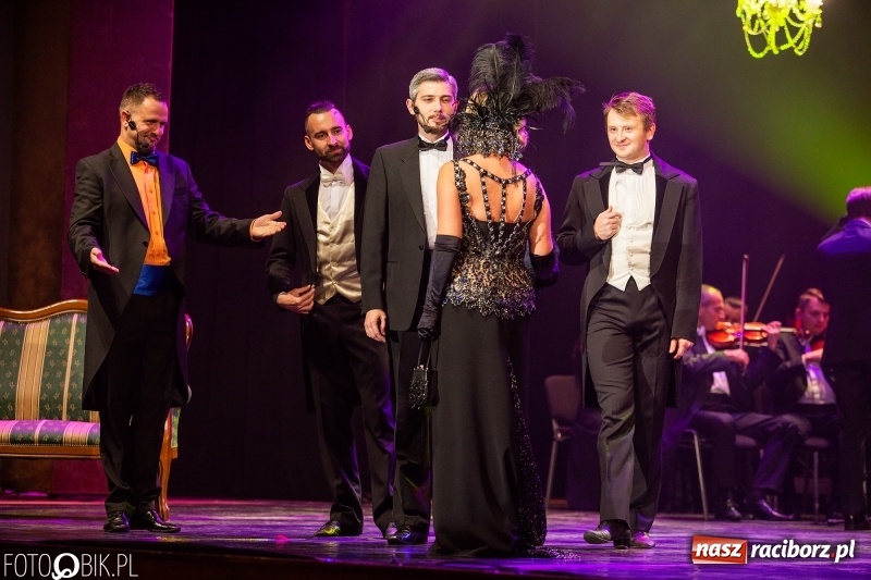 Zdjęcie w galerii na portalu naszraciborz.pl: Wesoła Wdówka na deskach sceny Raciborskiego Centrum Kultury wiadomości z regionu