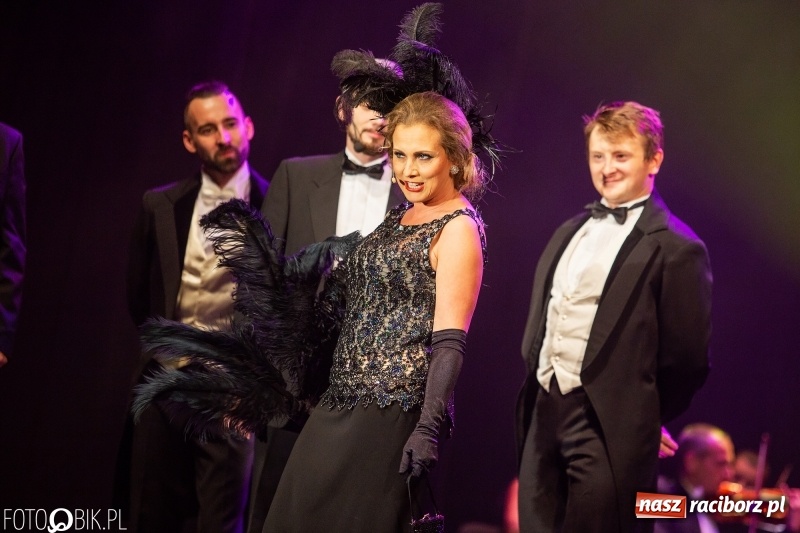 Zdjęcie w galerii na portalu naszraciborz.pl: Wesoła Wdówka na deskach sceny Raciborskiego Centrum Kultury wiadomości z regionu