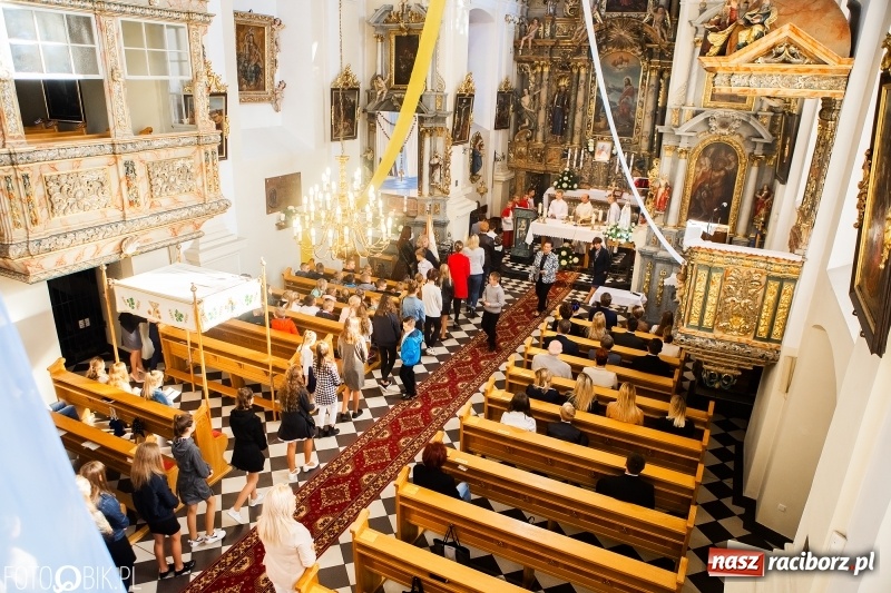 Zdjęcie w galerii na portalu naszraciborz.pl: Szkoła w Tworkowie ma nowy sztandar  wiadomości z regionu