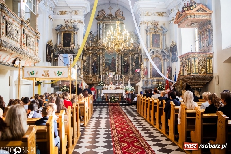 Zdjęcie w galerii na portalu naszraciborz.pl: Szkoła w Tworkowie ma nowy sztandar  wiadomości z regionu
