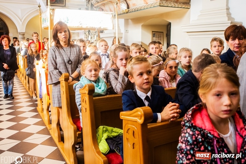 Zdjęcie w galerii na portalu naszraciborz.pl: Szkoła w Tworkowie ma nowy sztandar  wiadomości z regionu