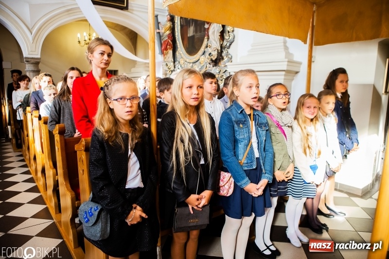 Zdjęcie w galerii na portalu naszraciborz.pl: Szkoła w Tworkowie ma nowy sztandar  wiadomości z regionu