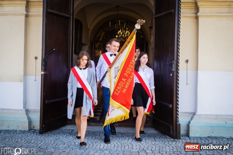 Zdjęcie w galerii na portalu naszraciborz.pl: Szkoła w Tworkowie ma nowy sztandar  wiadomości z regionu