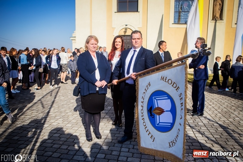 Zdjęcie w galerii na portalu naszraciborz.pl: Szkoła w Tworkowie ma nowy sztandar  wiadomości z regionu