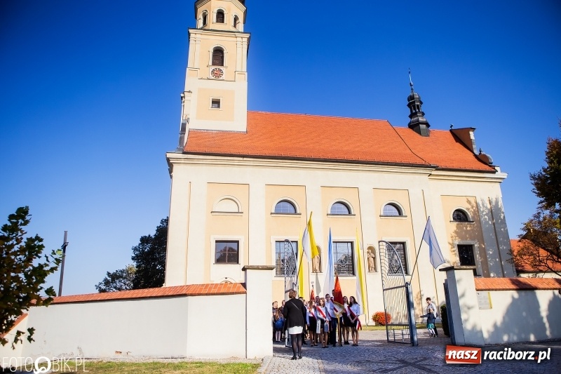 Zdjęcie w galerii na portalu naszraciborz.pl: Szkoła w Tworkowie ma nowy sztandar  wiadomości z regionu