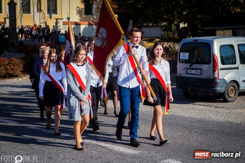 Zdjęcie w galerii na portalu naszraciborz.pl: Szkoła w Tworkowie ma nowy sztandar  wiadomości z regionu
