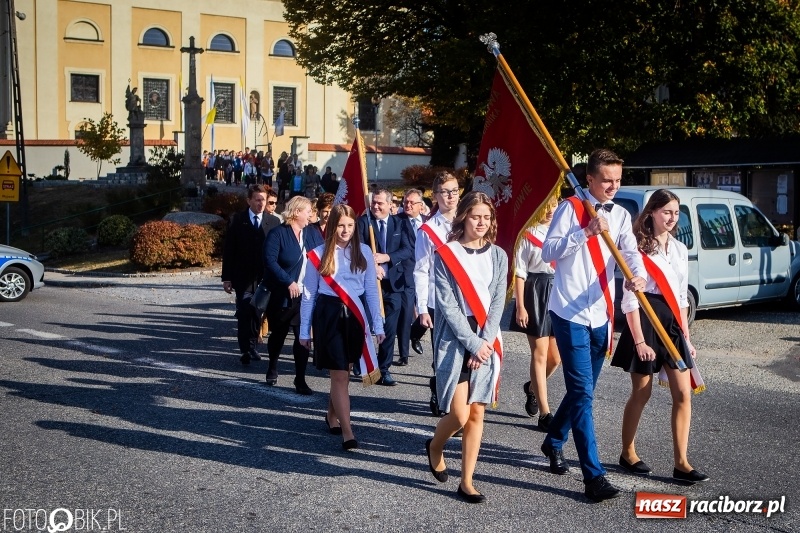 Zdjęcie w galerii na portalu naszraciborz.pl: Szkoła w Tworkowie ma nowy sztandar  wiadomości z regionu
