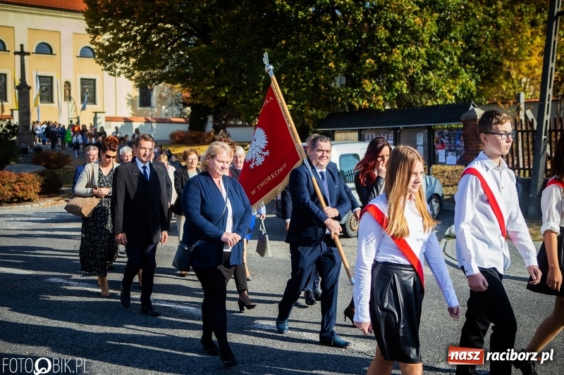 Zdjęcie w galerii na portalu naszraciborz.pl: Szkoła w Tworkowie ma nowy sztandar  wiadomości z regionu