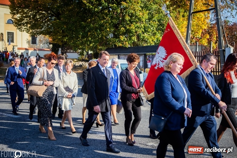 Zdjęcie w galerii na portalu naszraciborz.pl: Szkoła w Tworkowie ma nowy sztandar  wiadomości z regionu