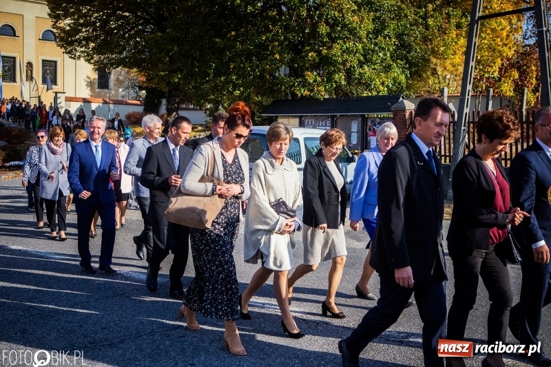 Zdjęcie w galerii na portalu naszraciborz.pl: Szkoła w Tworkowie ma nowy sztandar  wiadomości z regionu