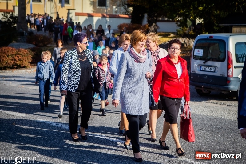 Zdjęcie w galerii na portalu naszraciborz.pl: Szkoła w Tworkowie ma nowy sztandar  wiadomości z regionu