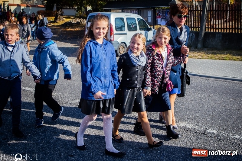 Zdjęcie w galerii na portalu naszraciborz.pl: Szkoła w Tworkowie ma nowy sztandar  wiadomości z regionu