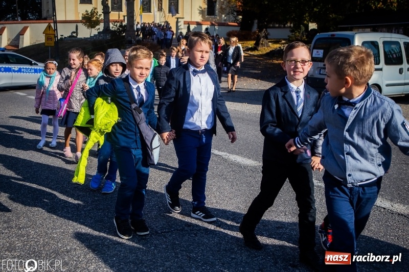 Zdjęcie w galerii na portalu naszraciborz.pl: Szkoła w Tworkowie ma nowy sztandar  wiadomości z regionu