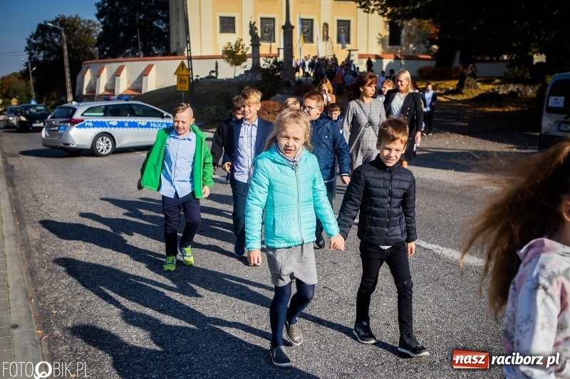 Zdjęcie w galerii na portalu naszraciborz.pl: Szkoła w Tworkowie ma nowy sztandar  wiadomości z regionu