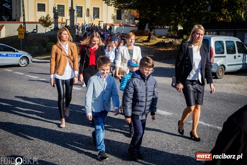 Zdjęcie w galerii na portalu naszraciborz.pl: Szkoła w Tworkowie ma nowy sztandar  wiadomości z regionu