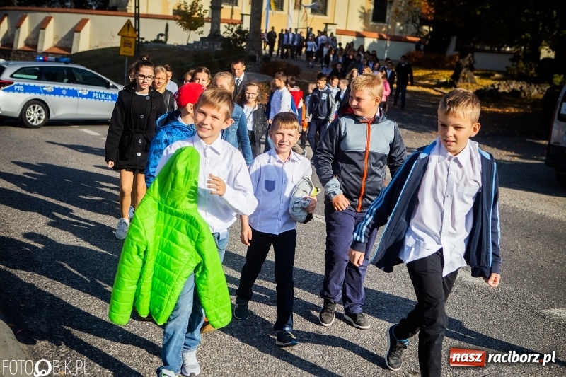 Zdjęcie w galerii na portalu naszraciborz.pl: Szkoła w Tworkowie ma nowy sztandar  wiadomości z regionu