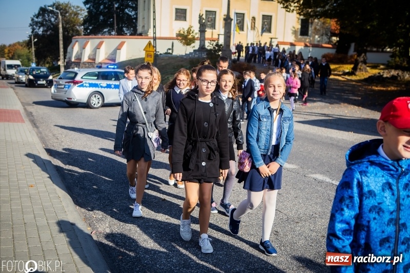 Zdjęcie w galerii na portalu naszraciborz.pl: Szkoła w Tworkowie ma nowy sztandar  wiadomości z regionu