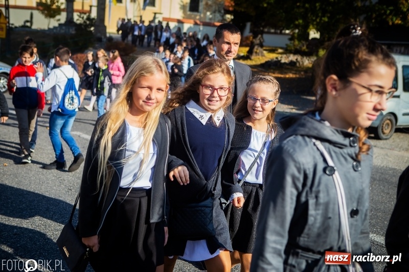 Zdjęcie w galerii na portalu naszraciborz.pl: Szkoła w Tworkowie ma nowy sztandar  wiadomości z regionu