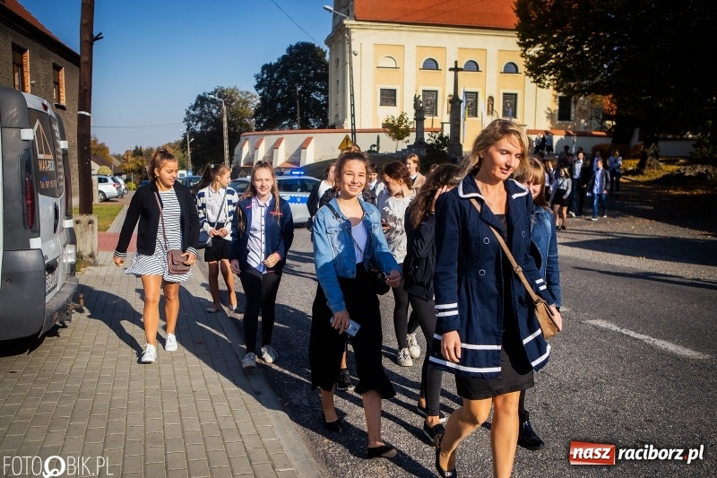 Zdjęcie w galerii na portalu naszraciborz.pl: Szkoła w Tworkowie ma nowy sztandar  wiadomości z regionu