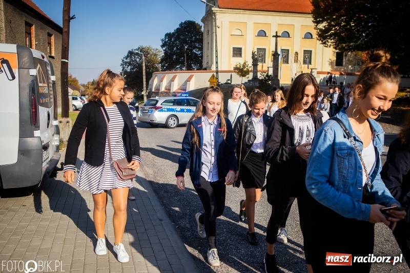 Zdjęcie w galerii na portalu naszraciborz.pl: Szkoła w Tworkowie ma nowy sztandar  wiadomości z regionu
